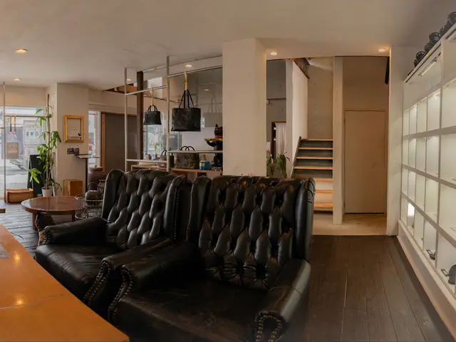 入口の印象と店内の安心感が伝わる、店舗・会社写真を出張で撮影します