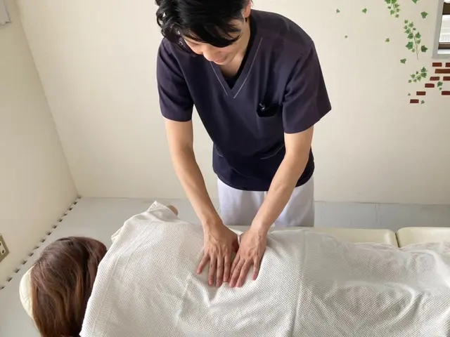 【国家資格者】肩こり、腰痛、ゆがみ、辛さetc対応！矯正お任せ【施術ベッド持参】サービスの画像