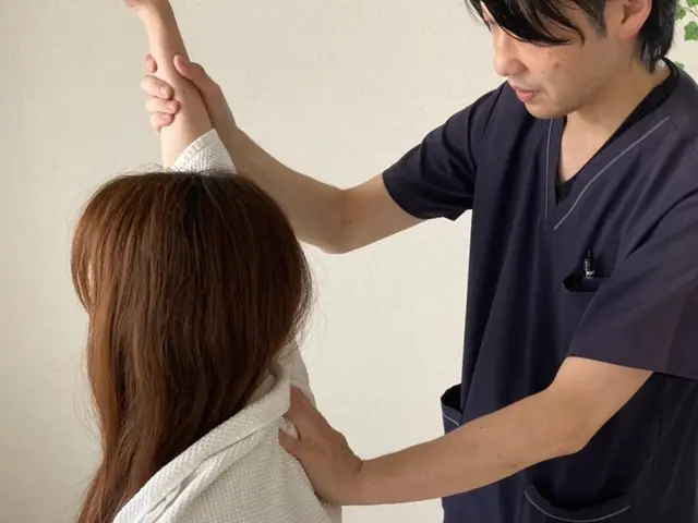 【国家資格者】肩こり、腰痛、ゆがみ、辛さetc対応！矯正お任せ【施術ベッド持参】サービスの画像