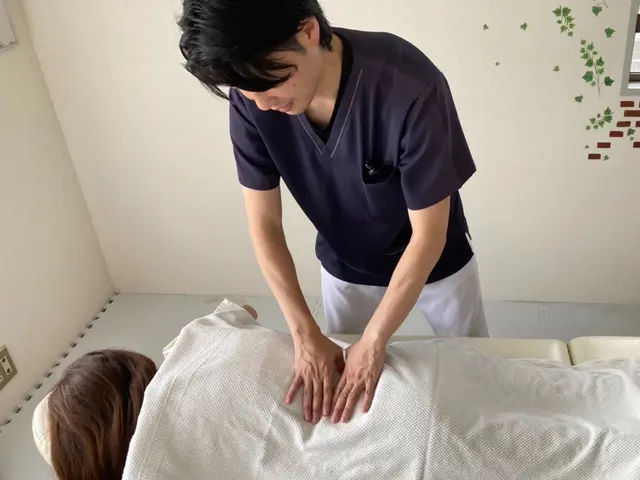 【国家資格者】肩こり、腰痛、ゆがみ、辛さetc対応！矯正お任せ【施術ベッド持参】サービスの画像