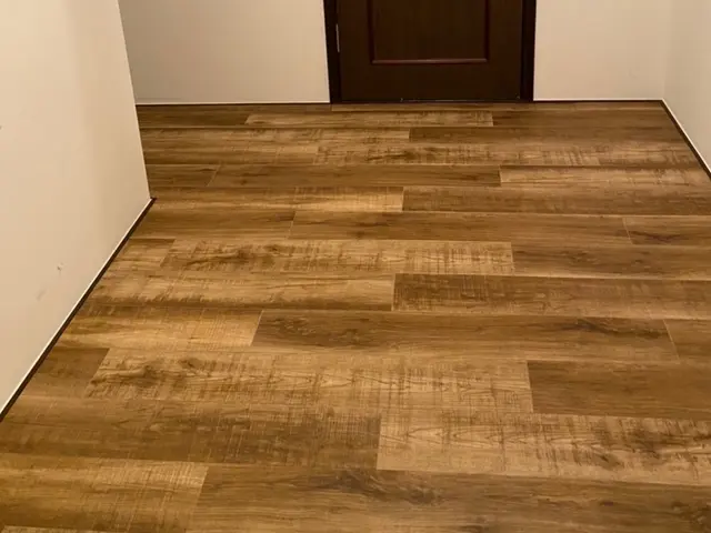 既存の床を綺麗に！　木目や石目調などさまざまなデザイン・材質をお選び頂けますサービスの画像
