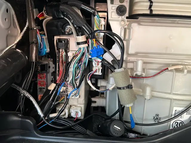 なるべく配線は隠して、見た目スッキリにします。サービスの画像