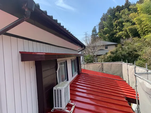 トタン屋根塗装なら【直接施工】のハローペイントにお任せ！！サービスの画像