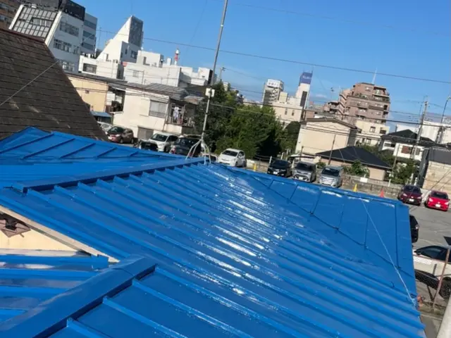 トタン屋根塗装なら【直接施工】のハローペイントにお任せ！！サービスの画像