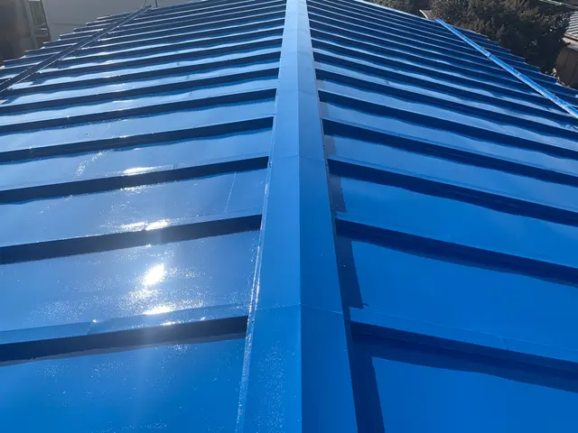 トタン屋根塗装なら【直接施工】のハローペイントにお任せ！！サービスの画像