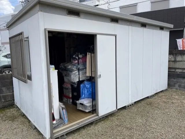 物置解体は当店にお任せください！鍵付き状態の良い物は買取します。サービスの画像