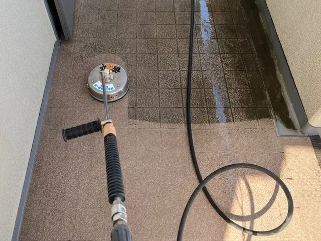 塀、駐車場、土間の高圧洗浄致します。サービスの画像