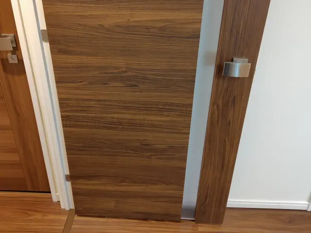 ［出店記念割引中］室内木製ドア、クローゼット、キッチン扉の穴・キズ・劣化補修サービスの画像