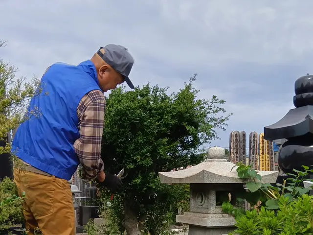 墓参り代行　宗派不問　僧侶と墓地清掃担当の計ニ名で行う【敬活[けいかつ]】業務。サービスの画像