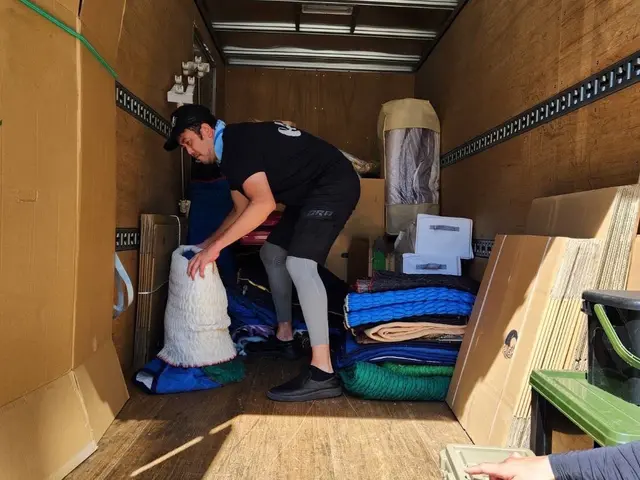 「格安で確実、スピーディに！引越し・年中無休」サービスの画像