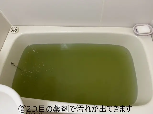 業務用の薬剤を用いて普段お掃除できない追い炊き配管内部をキレイに洗浄いたします！サービスの画像