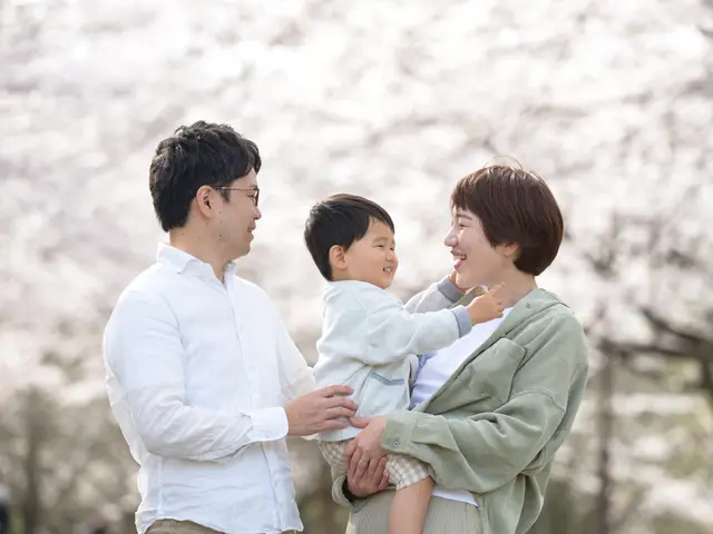 ロケーションフォトだからこそ体験できる開放的な環境でのイキイキとした家族撮影サービスの画像