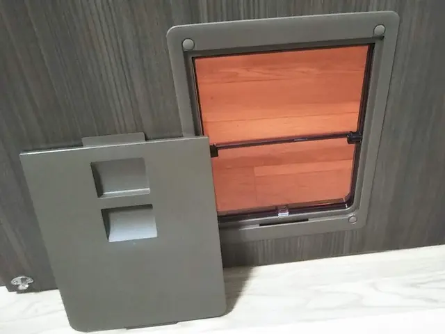 木製扉にペット扉取付◆paypayクレカ対応◆店長の私が伺います☆彡冷暖房節約！サービスの画像