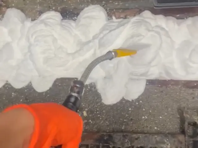 チョウバエ駆除ならお任せください！発生元を調査し泡（ムース）施工致しますサービスの画像