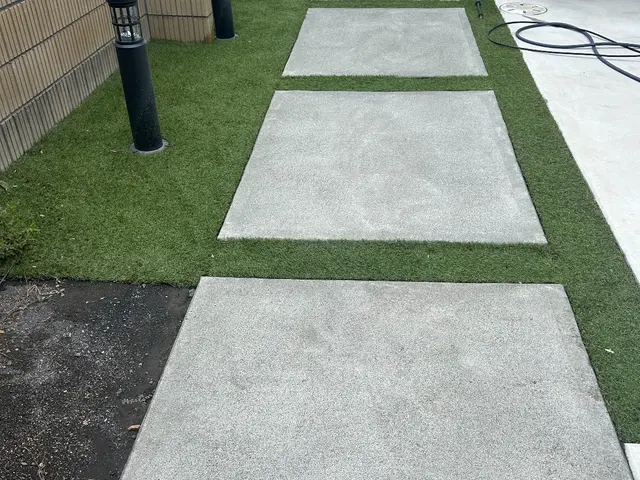 【駐車場の高圧洗浄】明るく元気な当店のスタッフが丁寧に作業致します！サービスの画像