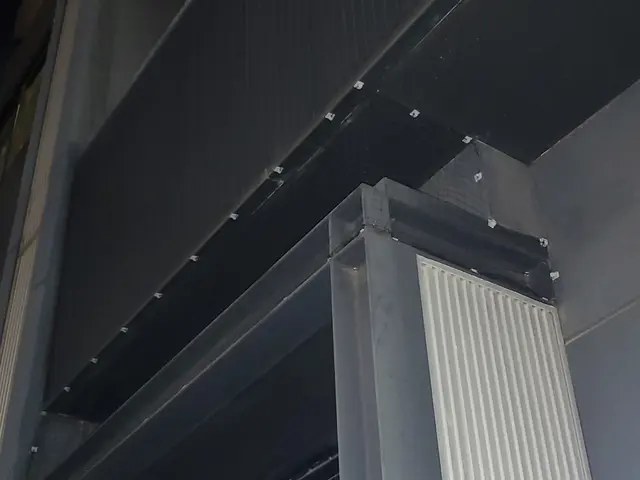 ベランダの鳩対策には防鳥ネットがお勧め！巣の除去清掃や糞清掃のみも承ってます！サービスの画像