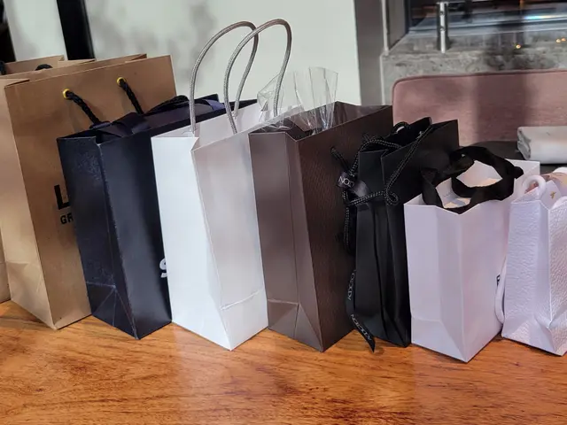 【買い物代行】服、CD、限定グッツ、展示会などお任せください！抽選作業のみも可能サービスの画像