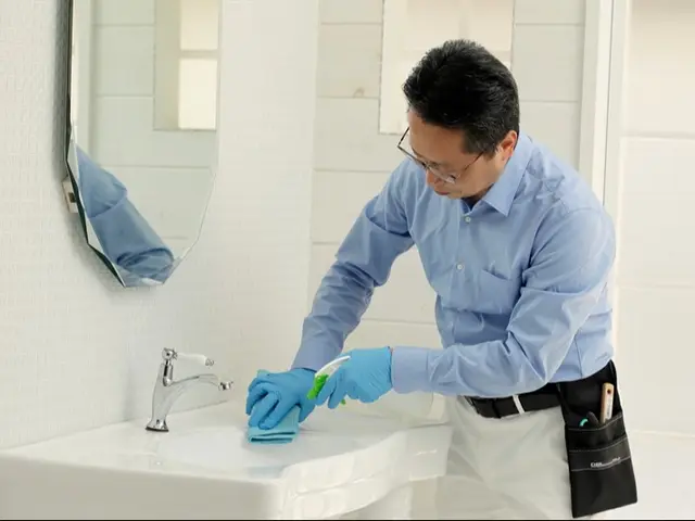 自分では清掃しずらいカーポートの清掃サービスの画像