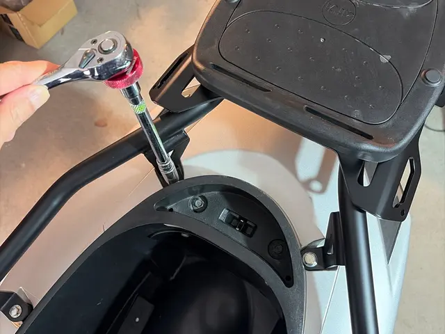 バイクのリヤキャリア・リヤボックスの出張取付サービスの画像