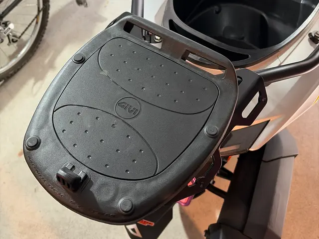 バイクのリヤキャリア・リヤボックスの出張取付サービスの画像