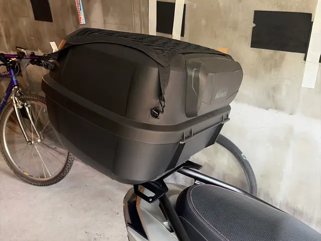 バイクのリヤキャリア・リヤボックスの出張取付サービスの画像