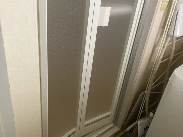 浴室ドア、カバー工法施工させていただきます。サービスの画像