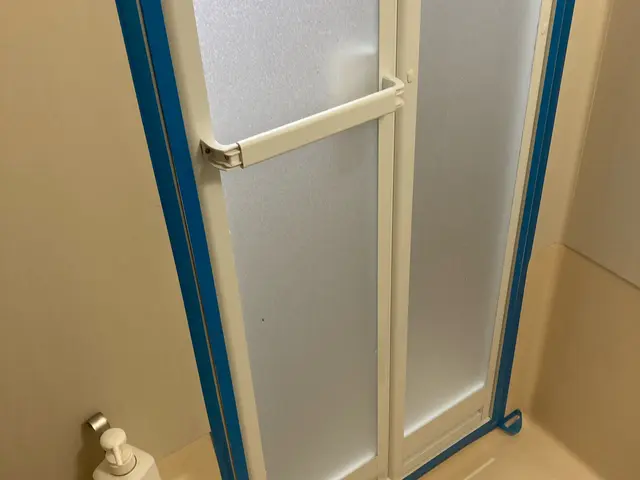 浴室ドア、カバー工法施工させていただきます。サービスの画像