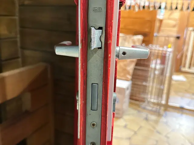 ドアノブレバーハンドルの取替 バンって閉まったドアは内部破損閉じ込めの疑いあり！サービスの画像