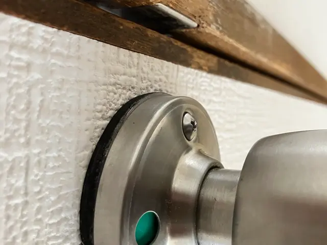 ドアノブレバーハンドルの取替 バンって閉まったドアは内部破損閉じ込めの疑いあり！サービスの画像