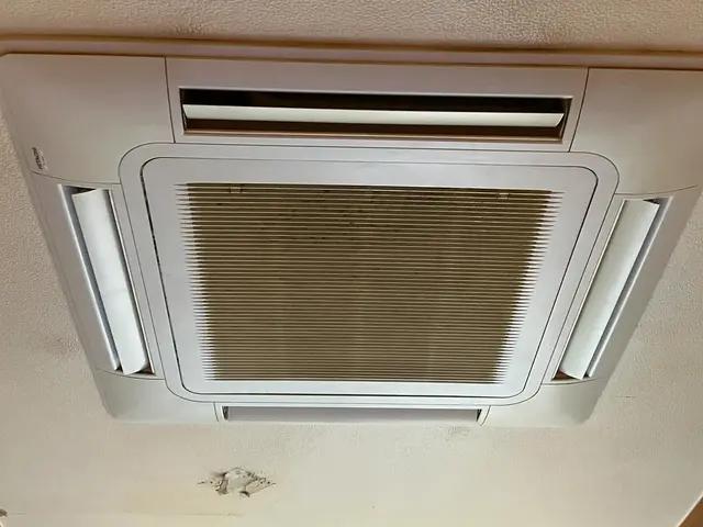 業務用天井埋込エアコンクリーニングサービスの画像