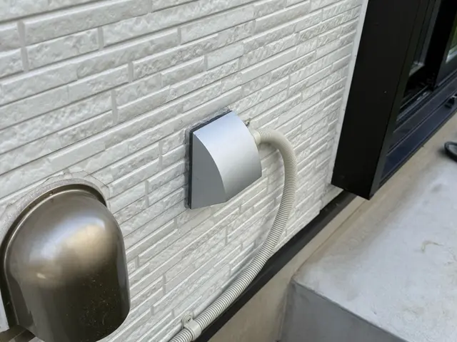 防犯カメラ（センサーライト付き）無線モニター&外出先からスマホで確認サービスの画像