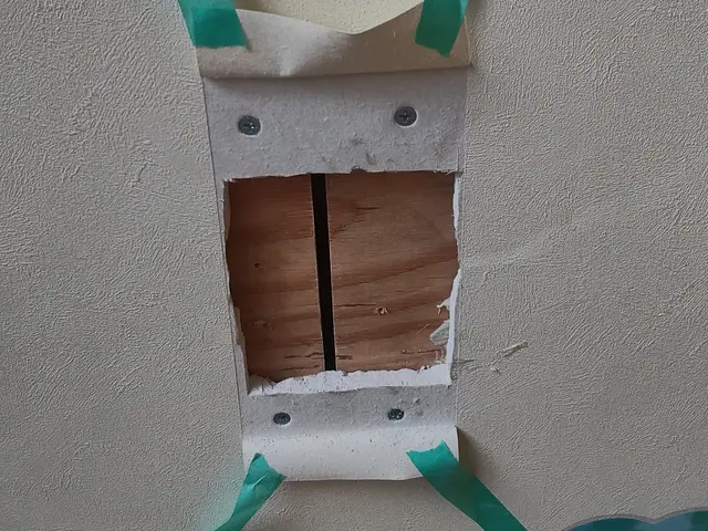 壁の穴、凹みの補修なら当店へ！サービスの画像