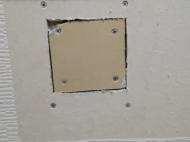 クロスの穴補修お任せください！サービスの画像