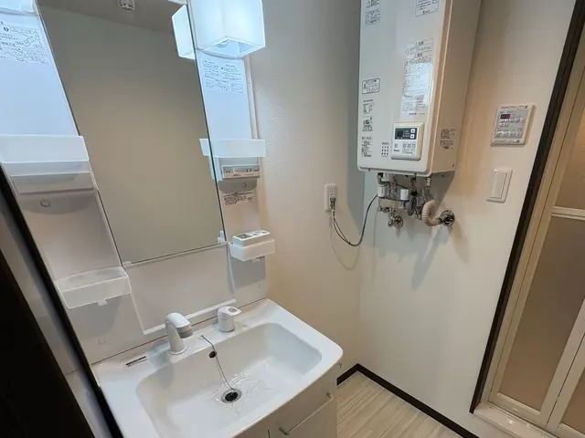 【気になる個所徹底】鏡ピカピカ保証！洗面台丸ごとクリーニング。《損保加入済》サービスの画像