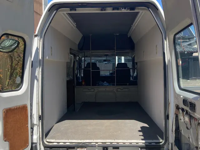 大きな荷物もお任せあれ！！2トンパネルバンでプライバシー確保　悪天時も対応可能サービスの画像