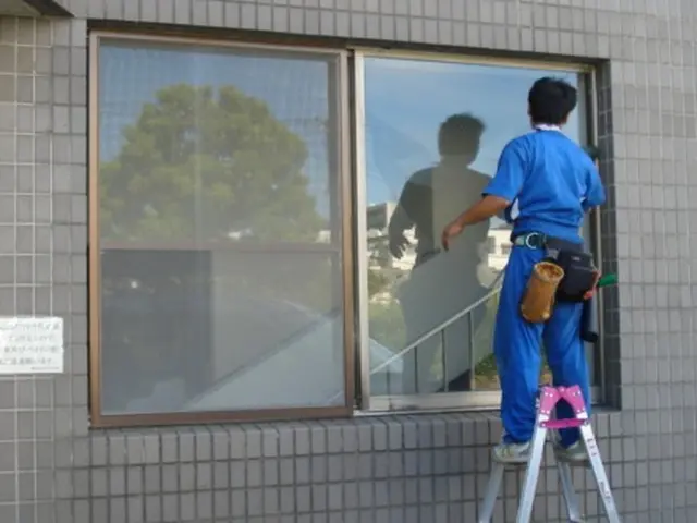 フロア清掃：ベテラン作業員、インボイス対応、損保加入で安心サービスの画像