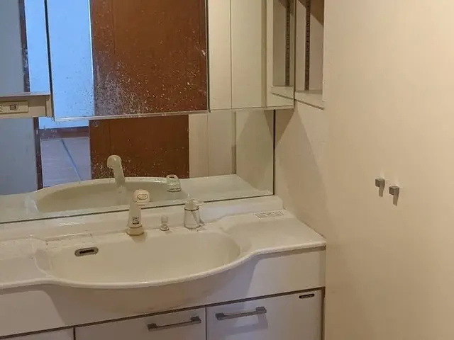 【人気の洗面所クリーニング】洗面台の黒ずみ除去はお任せ！【女性スタッフ在籍】サービスの画像