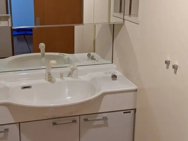 【人気の洗面所クリーニング】洗面台の黒ずみ除去はお任せ！【女性スタッフ在籍】サービスの画像