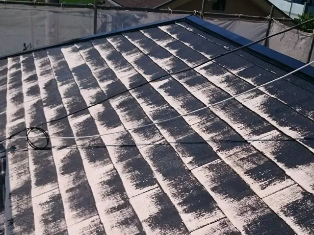 屋根の状態にあった塗料をご提案します。お手頃塗料も少し高くても長持ちする塗料も。サービスの画像