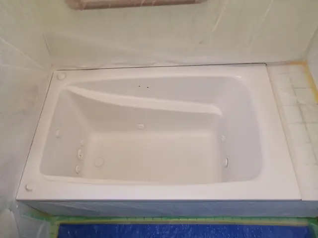 スプレーガン塗装のプロ◎業務経験豊富◎エリア外応相談◎割れ・欠け補修、調色可能サービスの画像