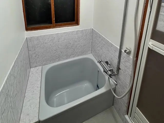 ★コーキング打ち直し★カビで黒くなったりボロボロになったコーキングを新品に！サービスの画像