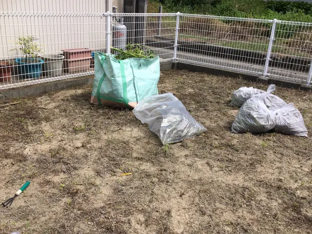 手作業で抜きます！地道にコツコツと抜いていき、独自にブレンドした除草剤を散布。サービスの画像