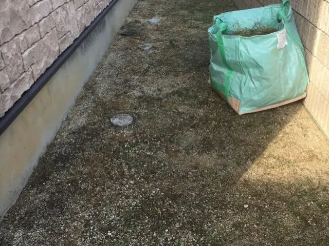 手作業で抜きます！地道にコツコツと抜いていき、独自にブレンドした除草剤を散布。サービスの画像