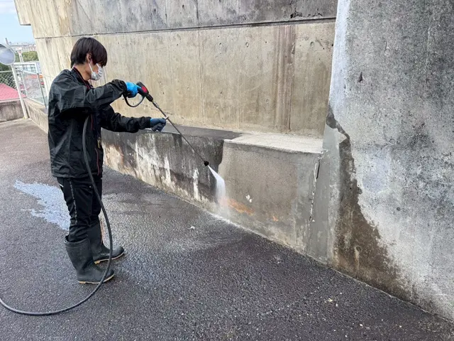 外壁高圧洗浄｜コケ・黒ずみ・汚れをスッキリ洗浄サービスの画像