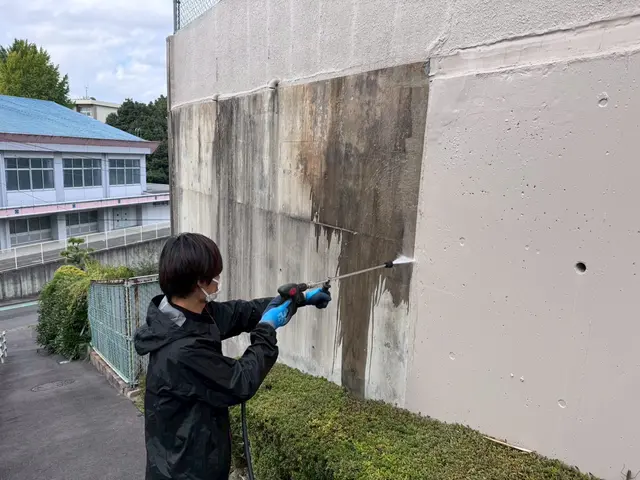 外壁高圧洗浄｜コケ・黒ずみ・汚れをスッキリ洗浄サービスの画像
