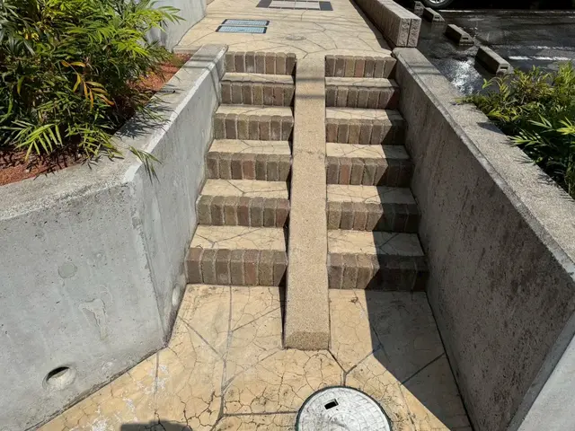 外壁高圧洗浄｜コケ・黒ずみ・汚れをスッキリ洗浄サービスの画像