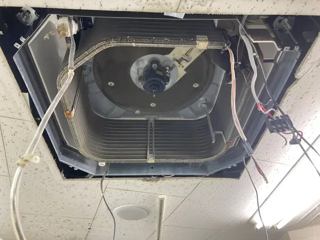 業務用エアコン綺麗にします。家庭用埋め込みエアコンも対応可能！サービスの画像