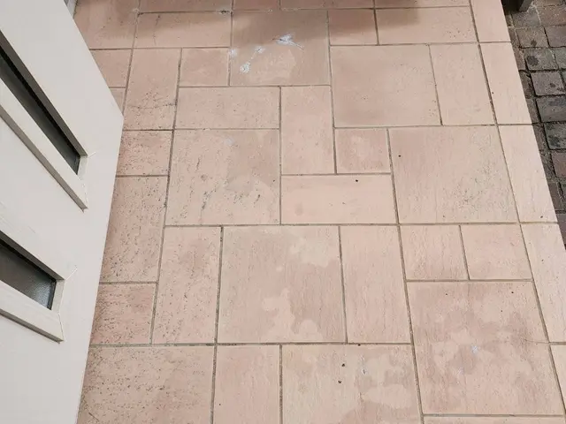 タイルの汚れは高圧洗浄と薬剤で落とします【玄関タイル掃除】サービスの画像