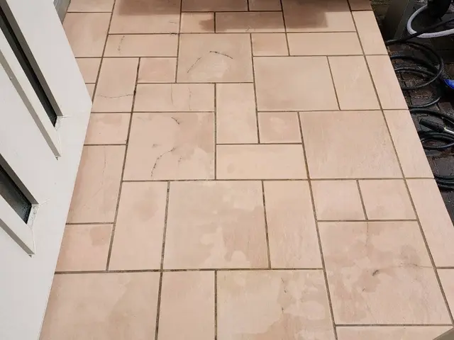 タイルの汚れは高圧洗浄と薬剤で落とします【玄関タイル掃除】サービスの画像