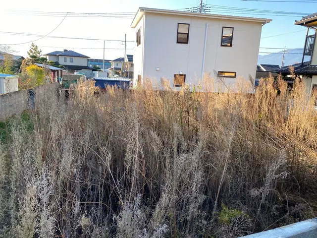 草刈り機で草刈り / 除草剤散布 / ゴミ回収を受ける場合は草刈り作業で発生したサービスの画像